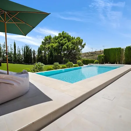Vacation Marbella I Iniesta, Golf Community, Brand-new Built, Infinity Pool Villa Estepona
