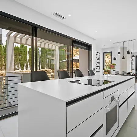 Vacation Marbella I Iniesta, Golf Community, Brand-new Built, Infinity Pool Villa Estepona