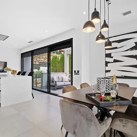 Vacation Marbella I Iniesta, Golf Community, Brand-new Built, Infinity Pool Villa Estepona